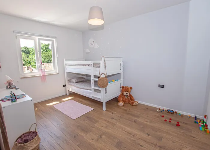 Mila By Istrabook Villa Kunj